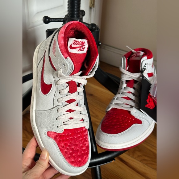 Jordan 1 High Zoom Air CMFT 2 Valentines Day 2023 - Picture 3 of 4